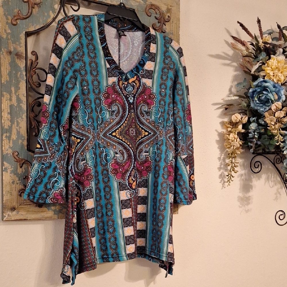 WinWin Multicolor Patterned V-Neck Top. Excellent Condition NWOT Size S/M